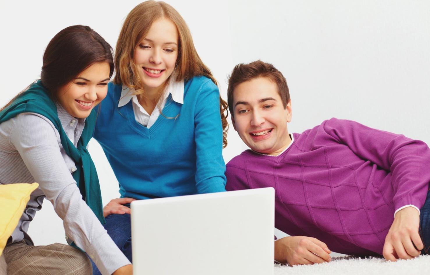 Professionals networking at a Trainyxa event