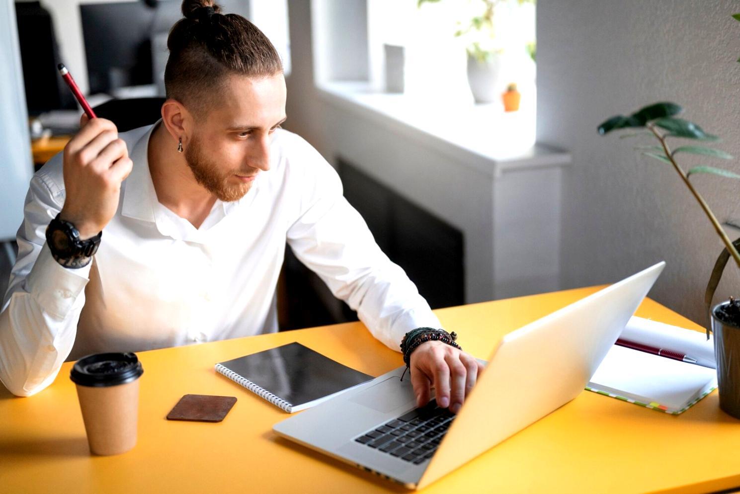 Advanced referral marketing seminar with professionals collaborating